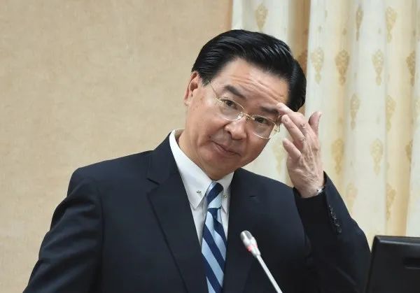 這副奴才相，可笑！