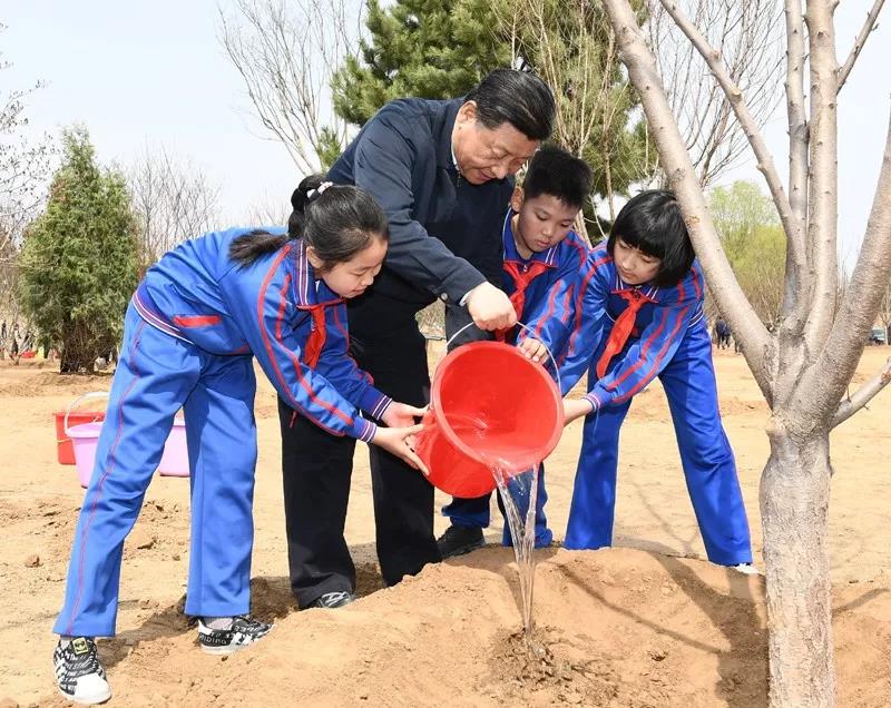 習近平繪出“天藍山綠水清”的江山麗景圖