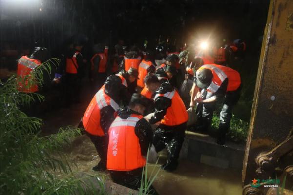 外媒關注河南暴雨：為了阻止和轉移洪水，中國軍人正衝向大壩和河堤