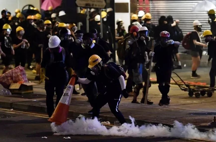 民進黨請來香港暴徒，台灣受不了了