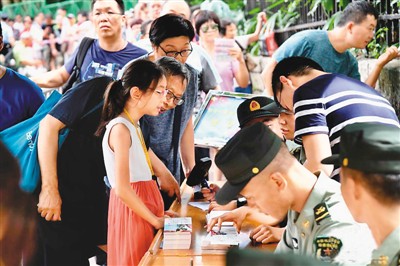 香港市民爭領駐港部隊開放日參觀券