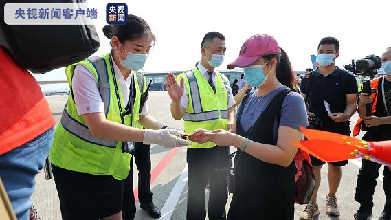 南航首架國産ARJ21飛機正式投入商業運營