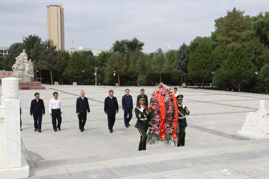 習近平向中國工農紅軍西路軍革命先烈敬獻花籃