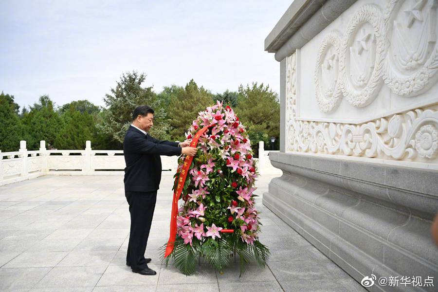 習近平向中國工農紅軍西路軍革命先烈敬獻花籃