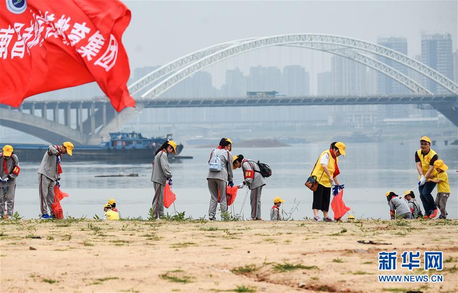 在藍天白雲下——污染防治攻堅戰持續推進