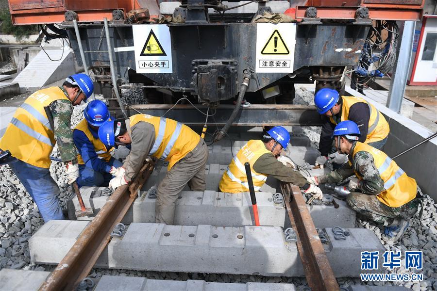 平潭海峽公鐵大橋開始鋪軌施工