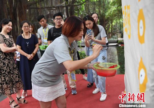 台灣優秀青年藝術家福州參加首屆“潮·視覺創作營”展示彩繪藝術