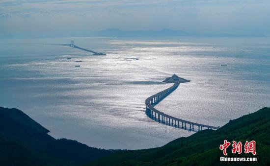 港澳媒體熱議港珠澳大橋開通：無形的“連心橋”