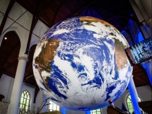 荷蘭教堂內展出地球“複製品” 仿若藍色大理石浮于半空