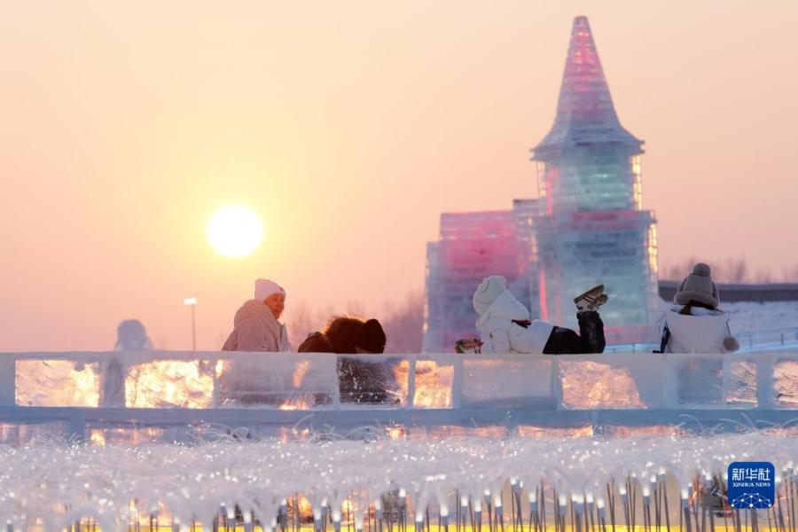 1月5日，遊客在哈爾濱冰雪大世界園區遊玩。新華社記者 王建威 攝