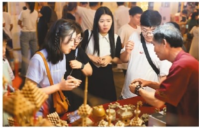 非遺購物帶火古城夜經濟