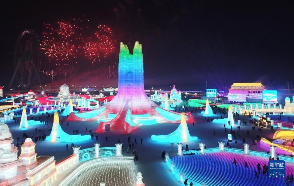 1月5日，冰雪節啟幕焰火在冰雪大世界園區上空綻放（無人機照片）。　新華社記者 王建威 攝