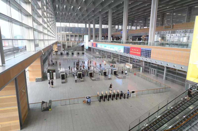 北京豐臺站今日開通運營 現場直擊：首發G601次高鐵列車迎著朝陽出發