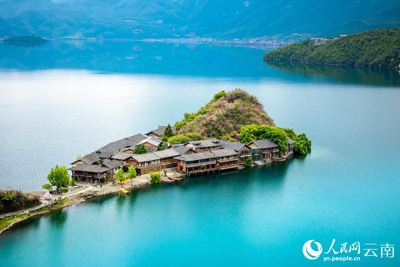 初夏的瀘沽湖美如“天空之鏡”