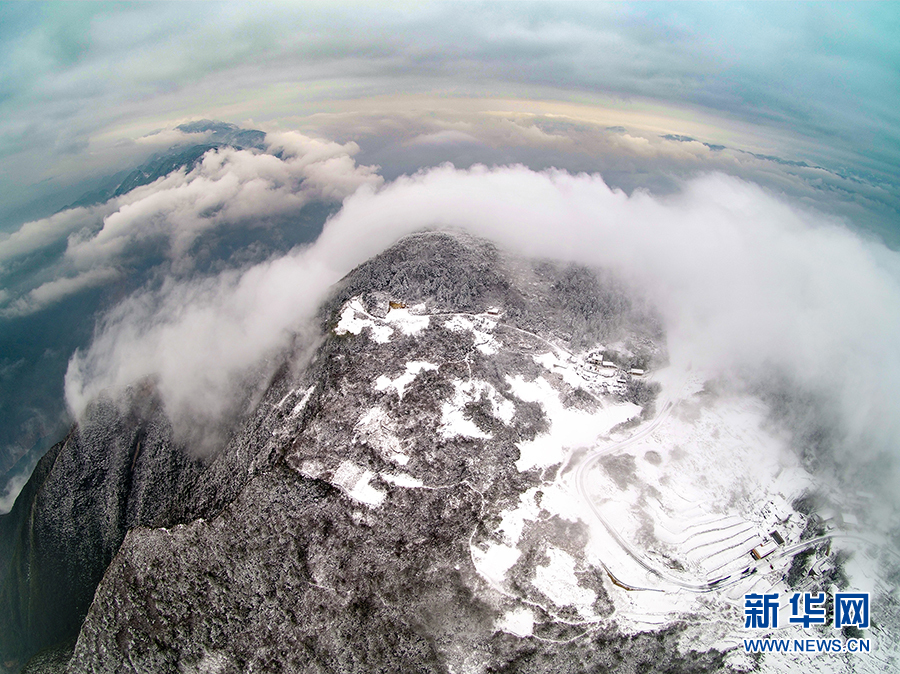 長江三峽迎春雪 綠水青山換雪裝