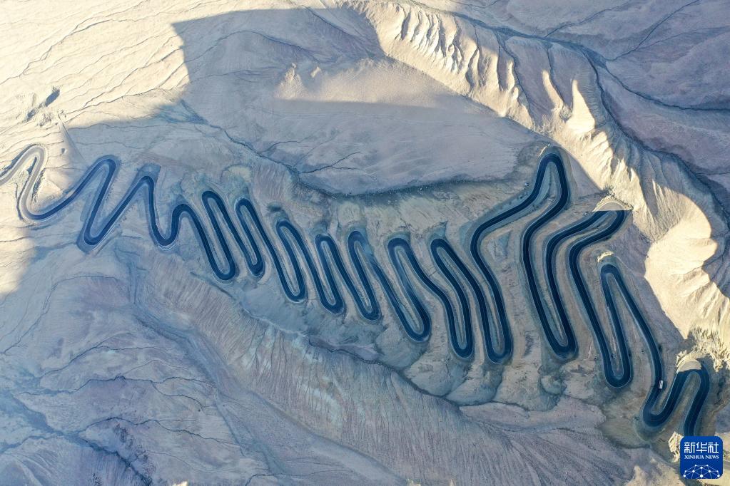 穿越“三山”環繞“兩盆”——新疆交通立體掃描