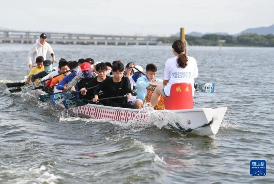 5月30日，集美大學海峽龍舟隊在廈門市水上運動中心訓練。新華社記者 林善傳 攝