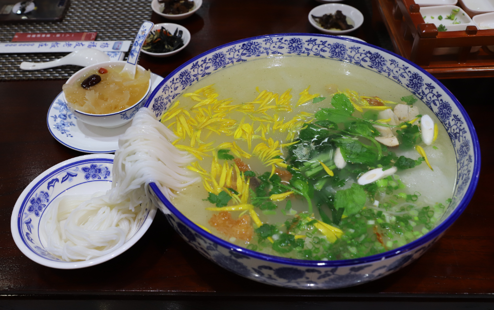台灣省的家人們，歡迎回家吃這碗過橋米線