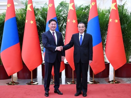李克強會見蒙古國總統呼日勒蘇赫