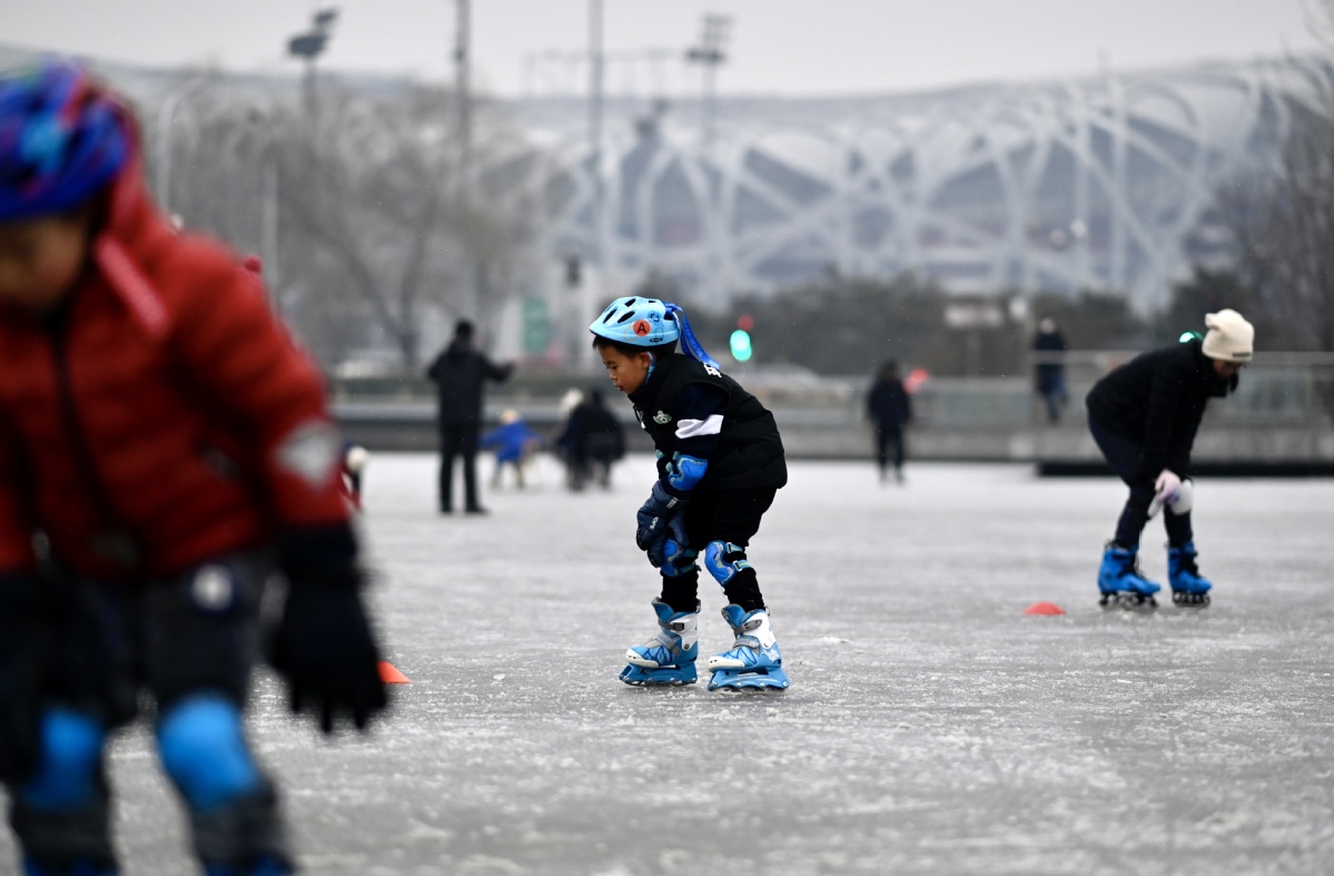 北京迎來今年首場雨雪 市民享受冰雪樂趣