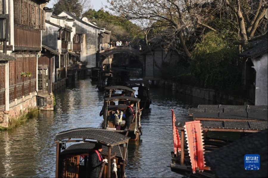 1月25日，遊客在浙江省桐鄉市烏鎮景區乘坐搖櫓船。新華社記者 黃宗治 攝