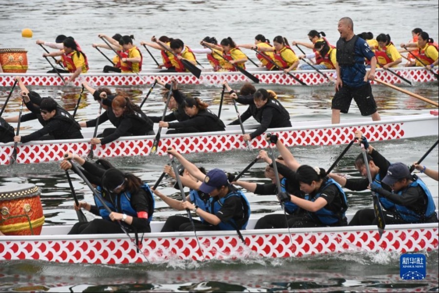 6月2日，在“龍騰虎躍”2022海峽兩岸賽龍舟活動現場，參加龍舟比賽的龍舟隊奮勇爭先。新華社記者 周義 攝