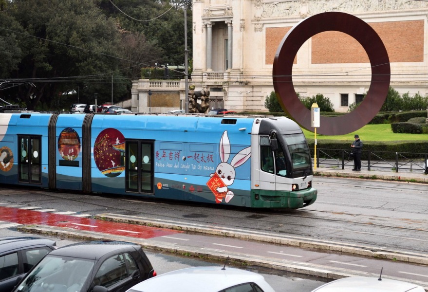 1月17日，兔年春節主題電車行駛在意大利羅馬街頭。