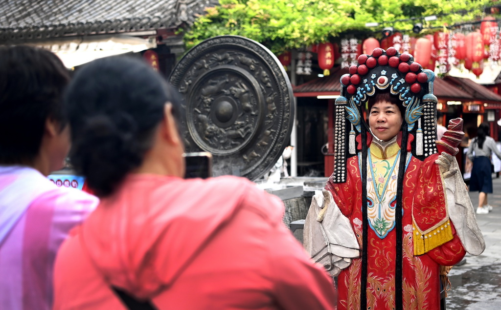 西安：古城墻下感受非遺魅力