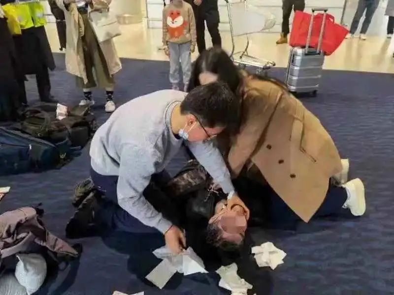 生死一線！返鄉臺胞浦東機場心跳呼吸驟停，上海醫護伉儷果斷出手搶救