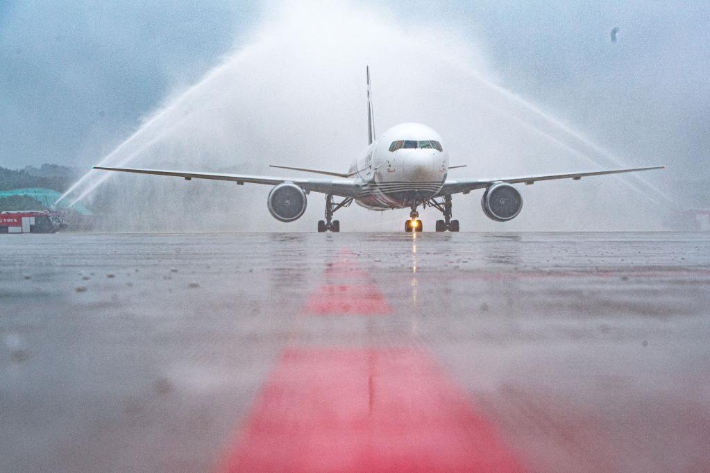 蓄勢起航暢通“天空之路”——中國首個專業貨運樞紐機場正式投運