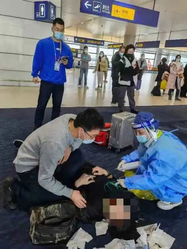 生死一線！返鄉臺胞浦東機場心跳呼吸驟停，上海醫護伉儷果斷出手搶救