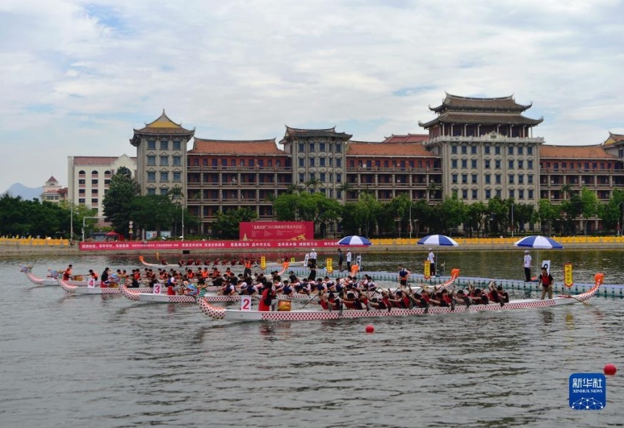 6月2日，在“龍騰虎躍”2022海峽兩岸賽龍舟活動現場，參加龍舟比賽的龍舟隊整裝待發。新華社記者 魏培全 攝