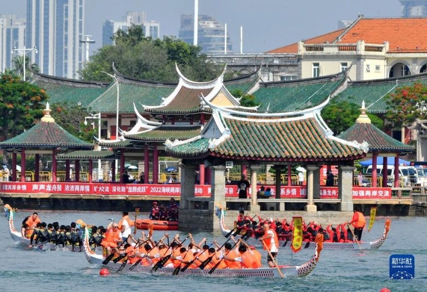 6月3日，在“龍騰虎躍”2022海峽兩岸龍舟賽決賽現場，選手們奮力划槳。新華社記者 魏培全 攝