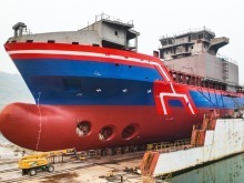 中國首艘萬噸級遠洋通信海纜鋪設船在江西下水