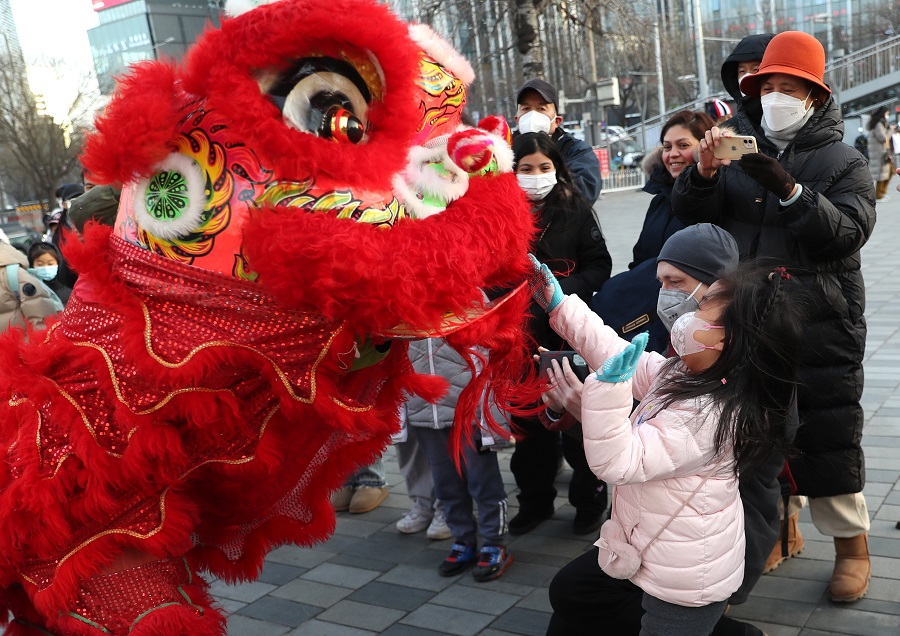 北京：中外友人舞獅迎新春