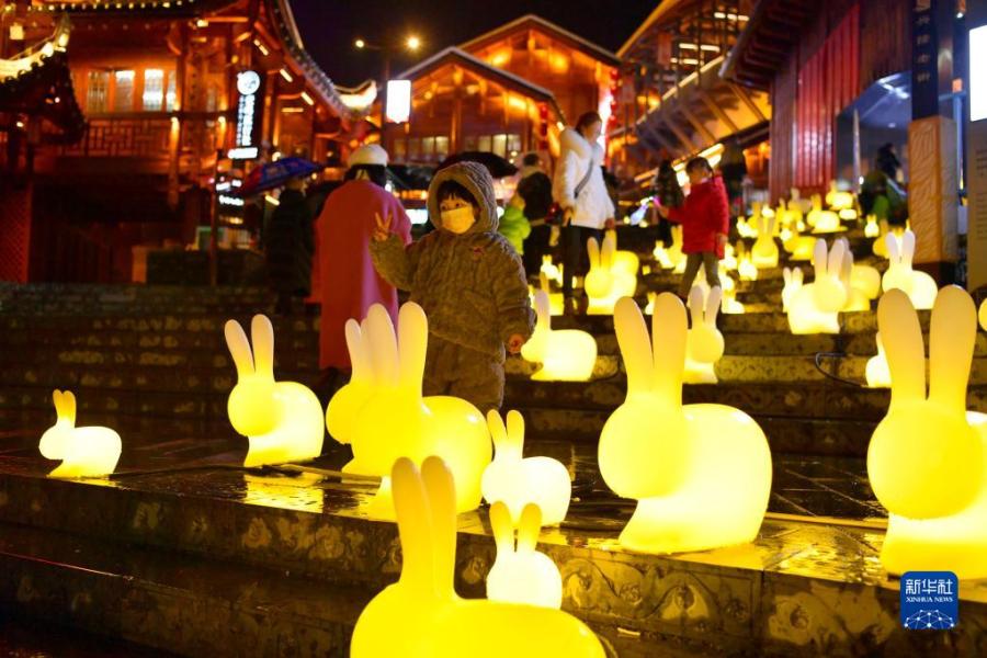 1月15日晚，人們在湖北省恩施土家族苗族自治州宣恩縣城貢水河畔觀賞兔元素綵燈。