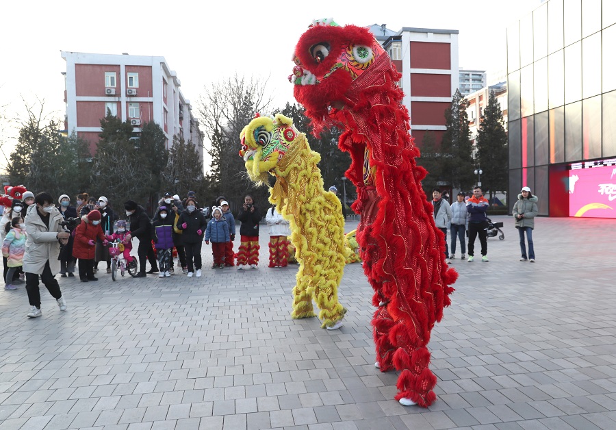 北京：中外友人舞獅迎新春