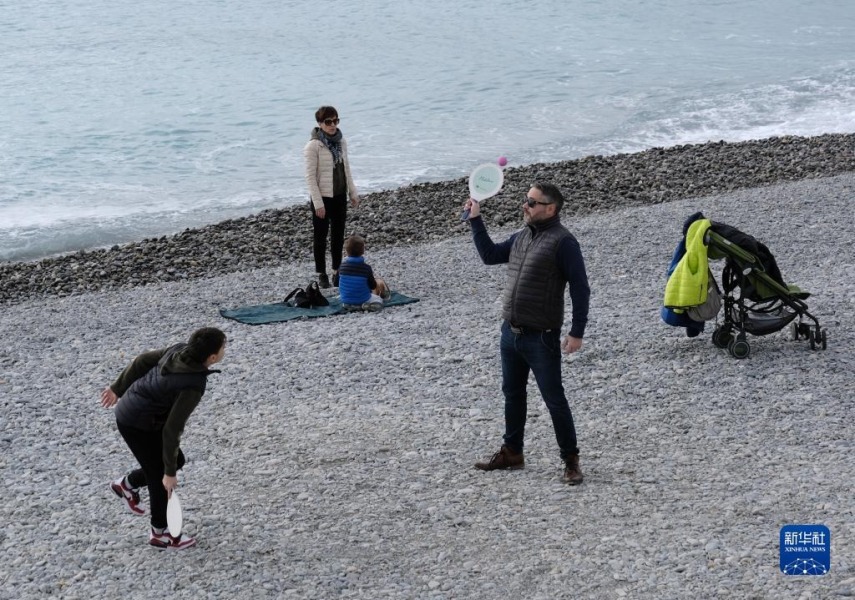 1月3日，人們在法國南部城市尼斯的海邊休閒。新華社發（塞爾日·阿烏齊攝）
