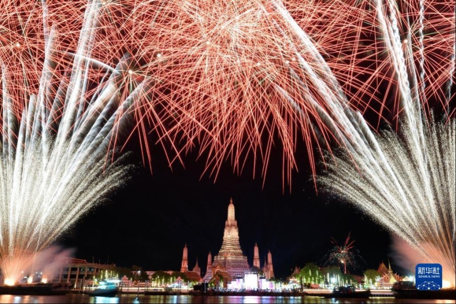 這是2023年1月1日在泰國曼谷鄭王廟上空拍攝的新年煙花。新華社發（拉亨攝）