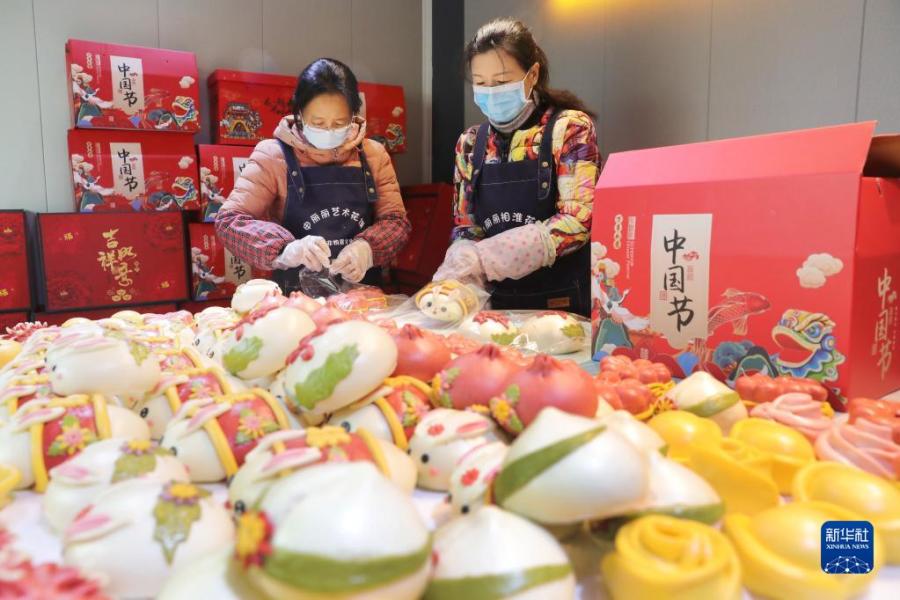 1月19日，淮北市一家果蔬面藝美食坊工人在包裝“萌兔”花饃。