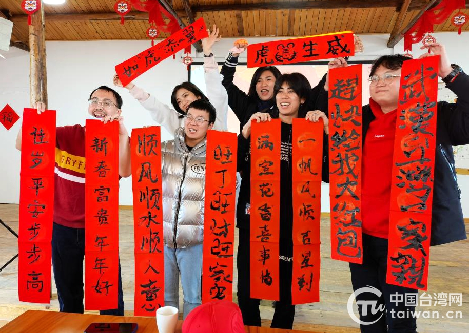 “就地過年”趣味溫馨 在漢臺胞圍爐團圓賀新春