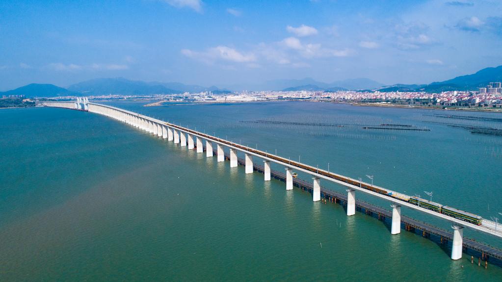 中國首條跨海高鐵全線鋪軌貫通