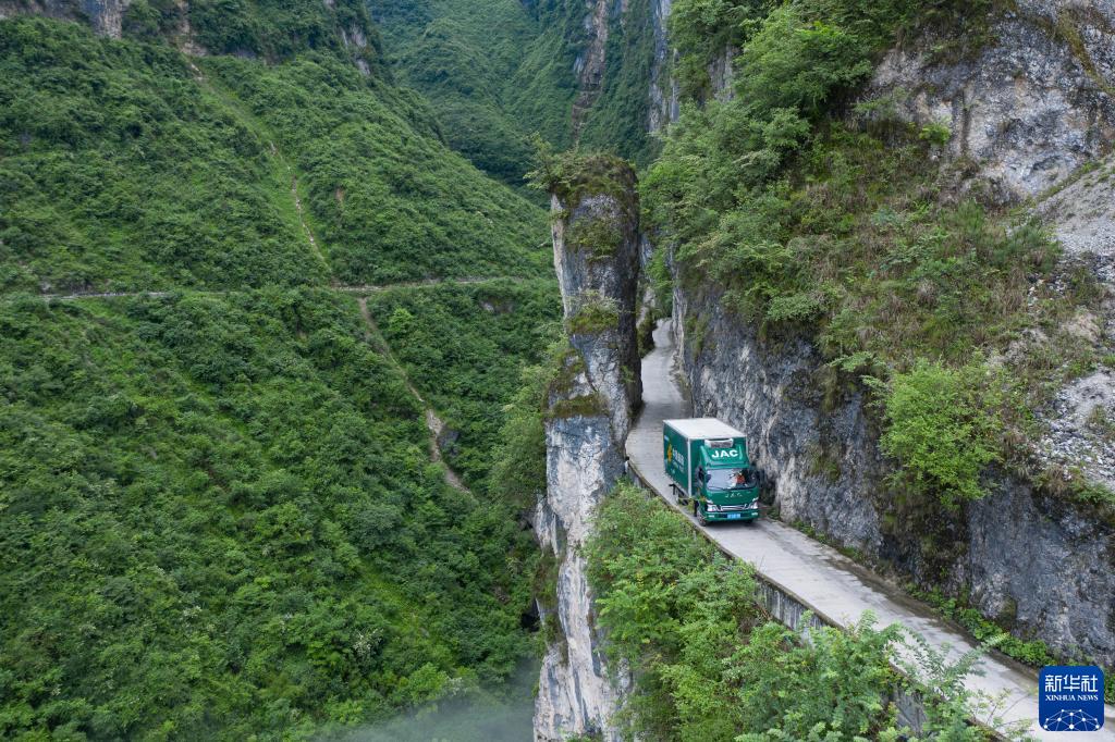 “時與勢在我們一邊”——以習近平同志為核心的黨中央推動增進中國經濟發展新優勢述評