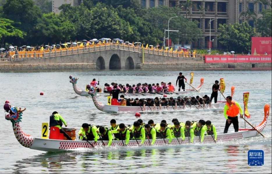 6月3日，在“龍騰虎躍”2022海峽兩岸龍舟賽決賽現場，選手們奮力划槳。