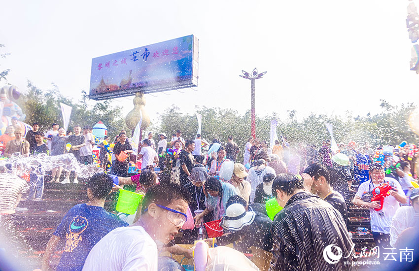 雲南芒市：萬人歡度潑水節
