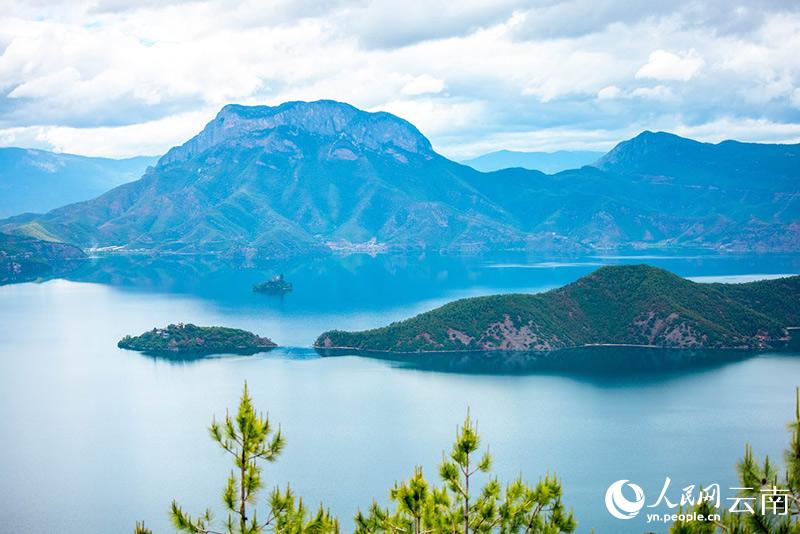 初夏的瀘沽湖美如“天空之鏡”