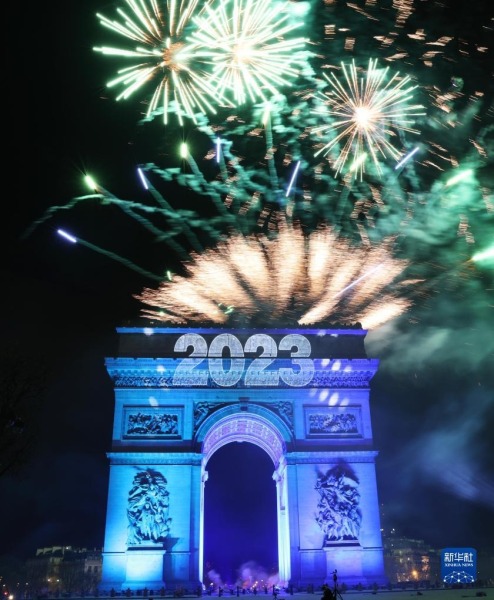 這是2023年1月1日在法國巴黎凱旋門拍攝的新年焰火。新華社記者 高靜 攝