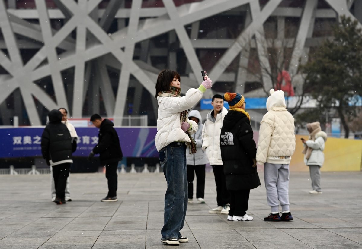 北京迎來今年首場雨雪 市民享受冰雪樂趣