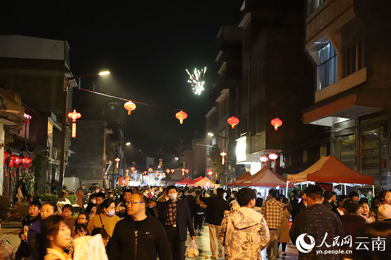 雲南這個地方正月十六鬧元宵 大街小巷人如潮