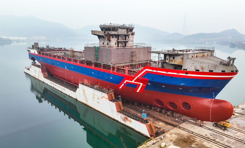 中國首艘萬噸級遠洋通信海纜鋪設船在江西下水